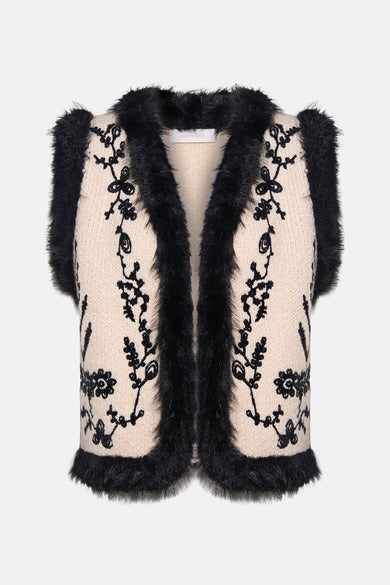 Gilet en tricot multicolore d'AMELIE ET AMELIE, avec bordure en fausse fourrure noire et broderies florales noires.
