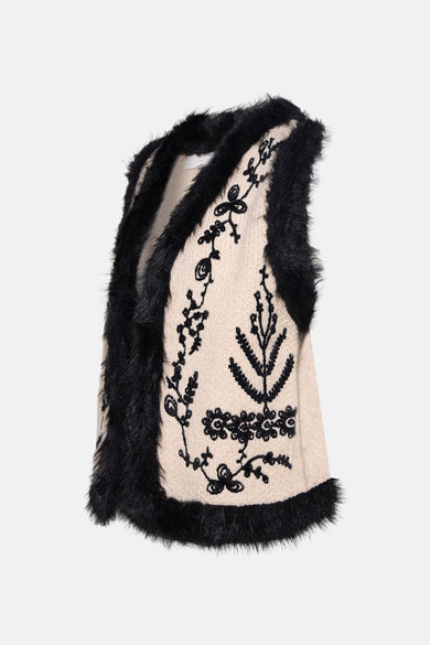 Gilet multicolore d'AMELIE ET AMELIE avec garniture en fausse fourrure noire et broderie florale.