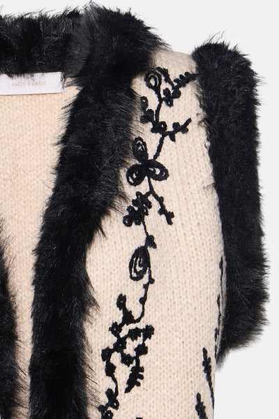 Gilet multicolore en maille, d'AMÉLIE ET AMÉLIE, orné de fausse fourrure noire et de broderies florales.