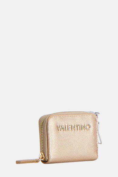 Gouden portemonnee van VALENTINO BAGS met ritssluiting op een effen achtergrond.