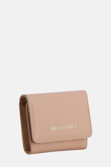 Beige getextureerde portemonnee van VALENTINO BAGS met zichtbaar gouden logo.