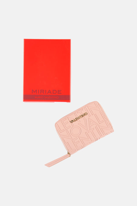 Roze portefeuille van VALENTINO BAGS, met toon-op-toon letterpatroon en gouden ritssluiting.