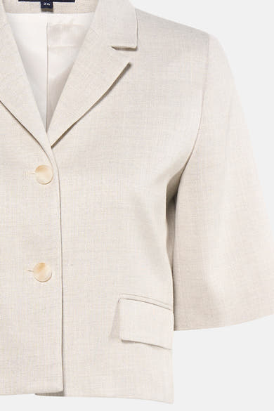 Beige blazer van Caroll, cropped, in getextureerde stof, met korte uitlopende mouwen, reverskraag en twee lichte knopen.