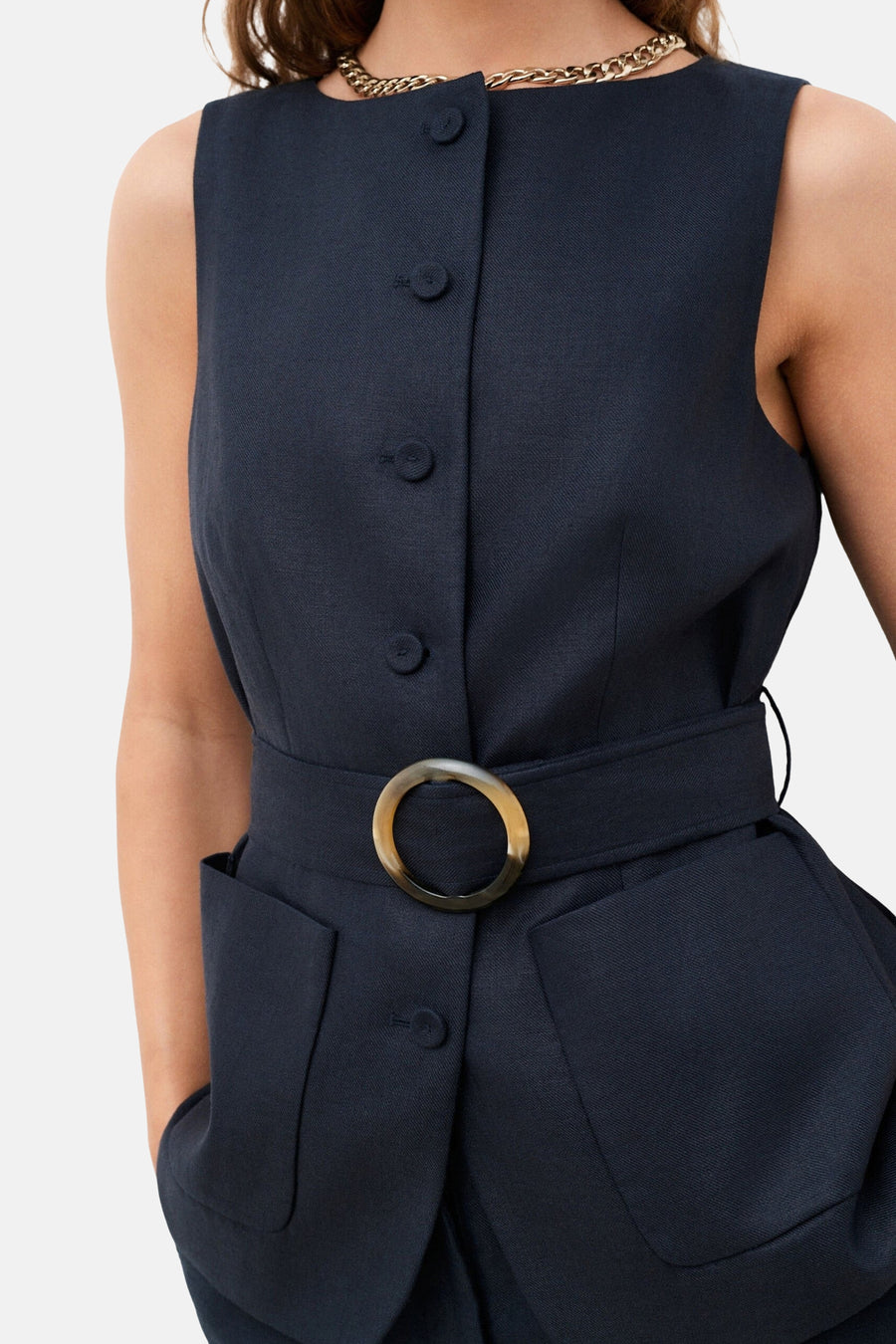 Blazer bleu marine de CAROLL, avec ceinture à boucle ronde et poches plaquées.
