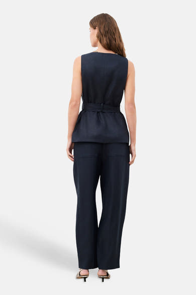 Blazer bleu de CAROLL, avec ceinture à la taille et pantalon assorti, vue de dos.
