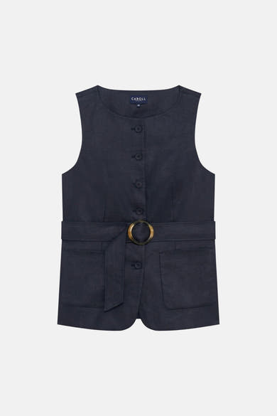 Blazer bleu en lin de CAROLL, à coupe sans manches, avec une ceinture à boucle décorative.