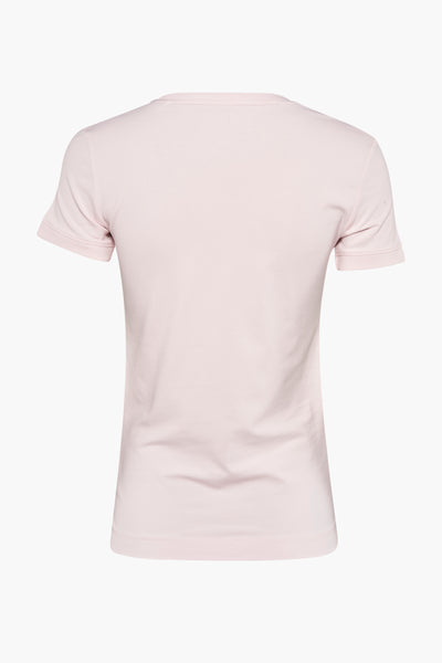 T-shirt rose de Guess, coupe classique à manches courtes, vu de dos sur fond blanc.