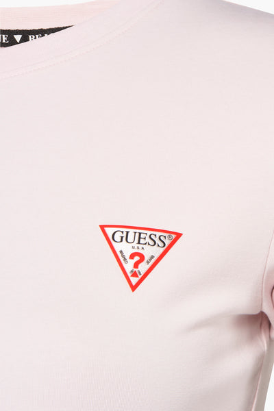Top rose uni à manches courtes de Guess, avec logo triangulaire rouge distinctif.