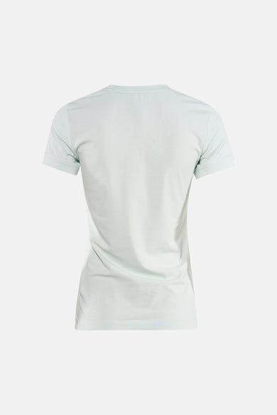 Groen T-shirt met korte mouwen van Guess, gedragen met een wijde spijkerbroek versierd met klinknageldetails.