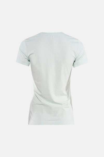 Groen T-shirt met korte mouwen van Guess, gedragen met een wijde spijkerbroek versierd met klinknageldetails.