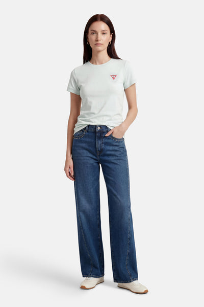 T-shirt à manches courtes vert menthe de Guess, avec logo rouge, porté avec un jean large bleu.