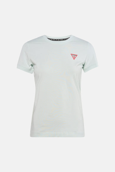 Mintgroen T-shirt met korte mouwen van Guess, met rood logo, gedragen met een wijde blauwe spijkerbroek.