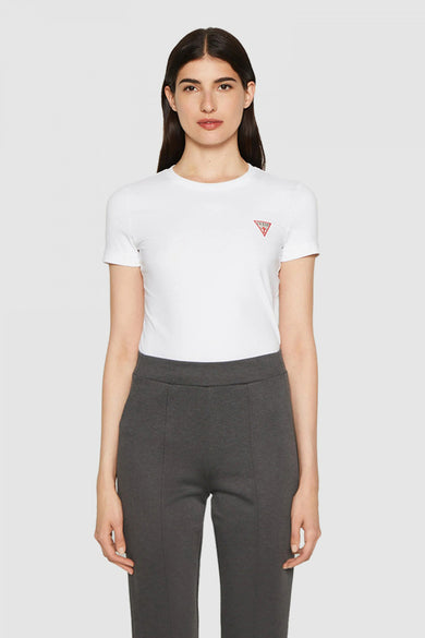 T-shirt blanc de Guess, porté avec un pantalon gris en maille lisse.
