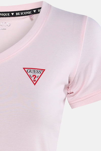 Top uni manches courtes rose de Guess®, avec logo rouge distinctif sur le devant.
