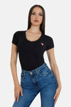 Zwart T-shirt met korte mouwen van Guess, gedragen met een blauwe jeans met hoge taille.