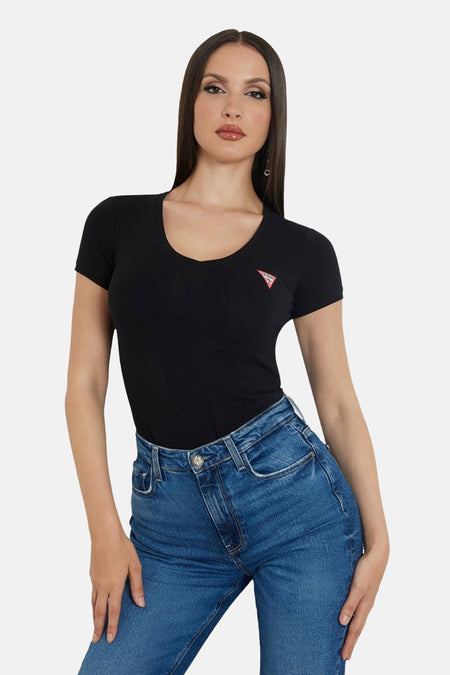 Zwart T-shirt met korte mouwen van Guess, gedragen met een blauwe jeans met hoge taille.