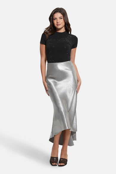 Zwart T-shirt met korte mouwen van Guess, met glinsterende details en gedragen met een zilveren rok.
