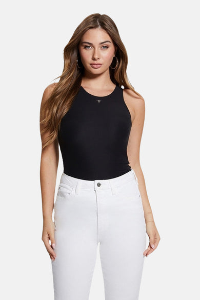 Zwart Guess-body, met een klein glanzend driehoekig logo op de voorkant, gedragen met gouden oorringen.