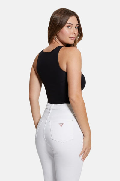 Zwart Guess bodypakje, gedragen met een witte high-waisted jeans.