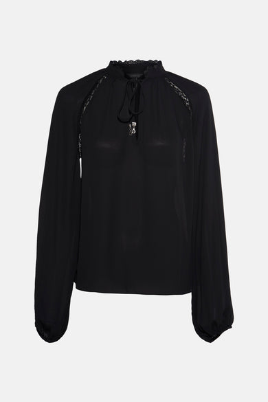 Zwarte blouse met lange mouwen van Guess, versierd met kant op de schouders en een opstaande kraag.