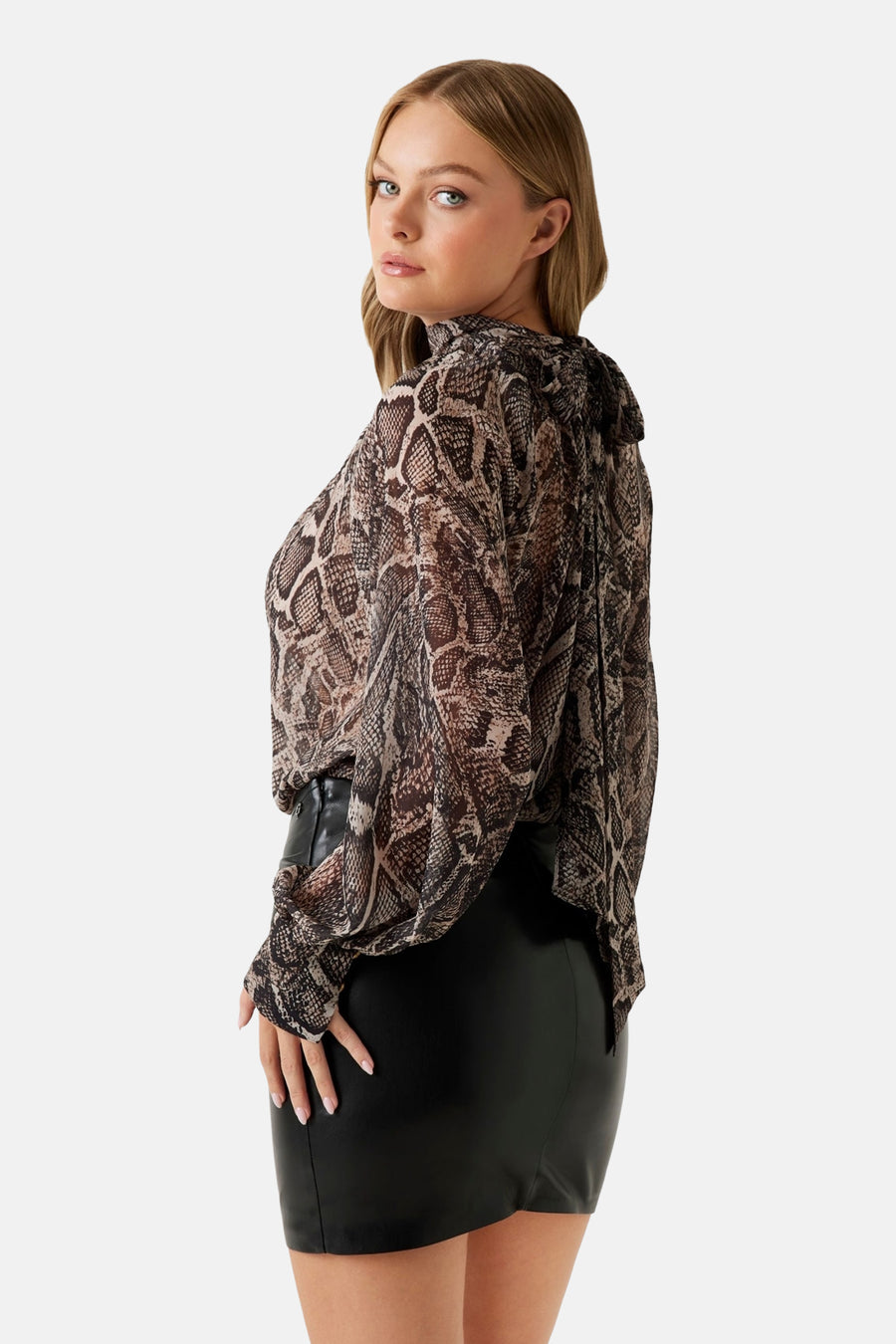 Bruine blouse met lange mouwen van Guess, slangenprint en gedrapeerde details.