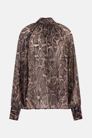 Blouse marron à manches longues de Guess, imprimé serpent sur tissu transparent.