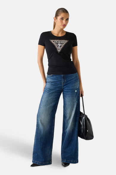Effencourt zwart T-shirt met korte mouwen van Guess, met een driehoekig logo op de voorkant, gedragen met een wijde jeans.