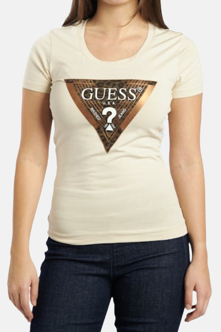 Ecru T-shirt met korte mouwen van Guess, met een driehoekig logo op de voorkant, gedragen met een spijkerbroek.