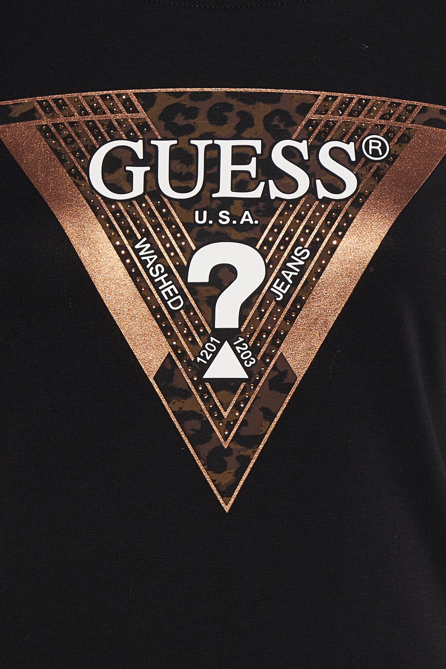 T-shirt à manches longues noir de Guess avec imprimé léopard et logo triangulaire.