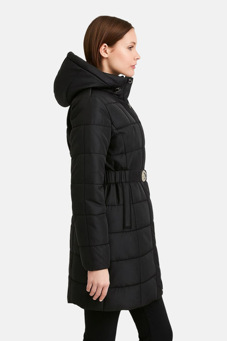 Zwarte lange jas van Guess, met capuchon en verstelbare riem met gouden gesp.
