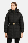 Zwarte lange Guess jas met gouden ceintuur in de taille en ton-sur-ton patroon.
