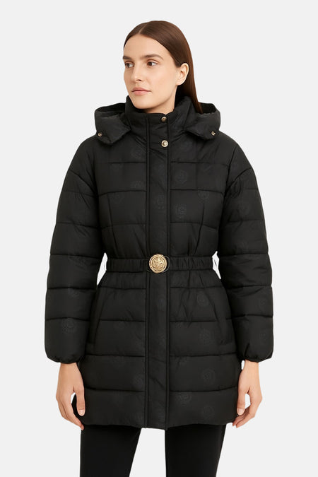Zwarte lange Guess jas met gouden ceintuur in de taille en ton-sur-ton patroon.
