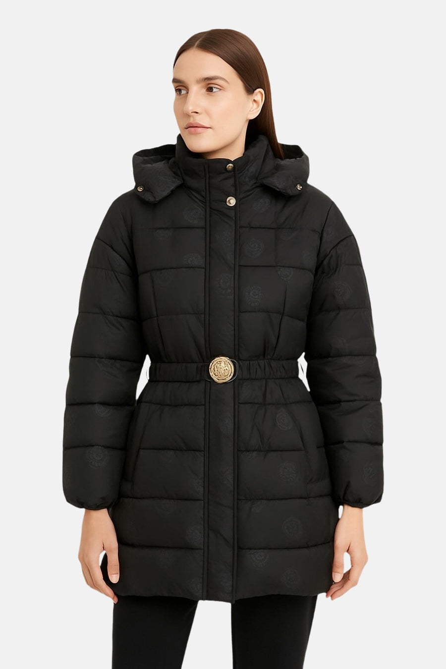 Zwarte lange Guess jas met gouden ceintuur in de taille en ton-sur-ton patroon.