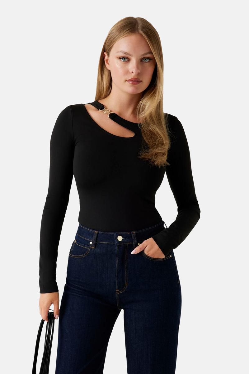 T-shirt à manches longues noir de Guess, avec découpe à l'épaule agrémentée d'éléments décoratifs dorés.
