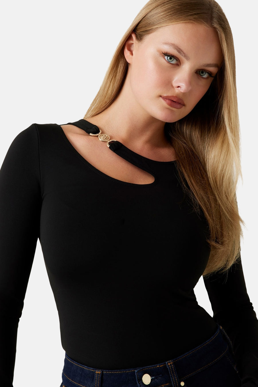 Zwart T-shirt met lange mouwen van Guess, met gouden kettingdetail bij de asymmetrische halslijn.