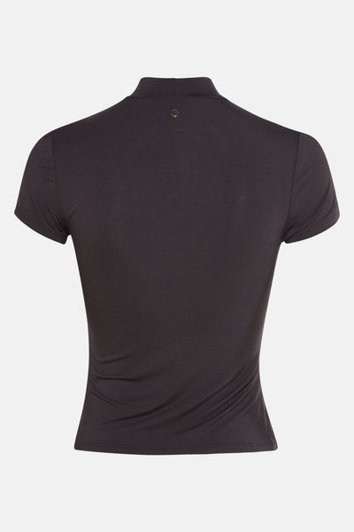 T-shirt à manches courtes brun de Guess, avec col montant et logo discret au dos.