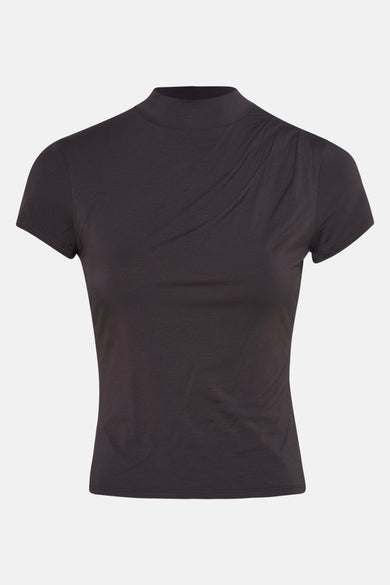 T-shirt à manches courtes brun de Guess, avec un col montant et un drapé sur l'épaule.
