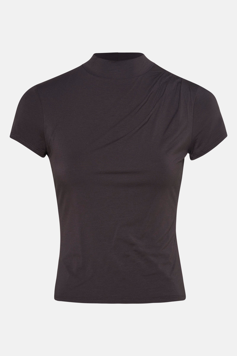 T-shirt à manches courtes brun de Guess, avec un col montant et un drapé sur l'épaule.

