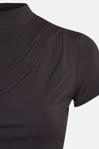 T-shirt à manches courtes brun par Guess, avec un col montant et des plis décoratifs à l'épaule.
