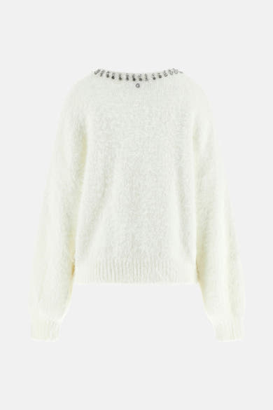 Witte rondehals trui van Guess versierd met zilveren decoratieve details bij de halslijn.