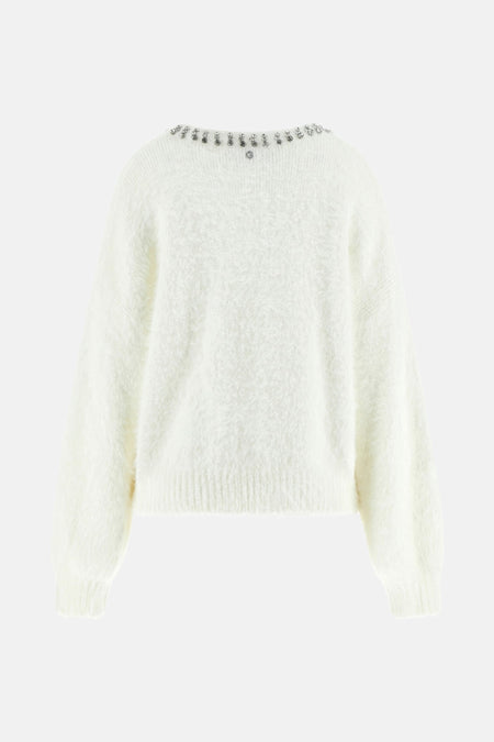 Witte rondehals trui van Guess versierd met zilveren decoratieve details bij de halslijn.