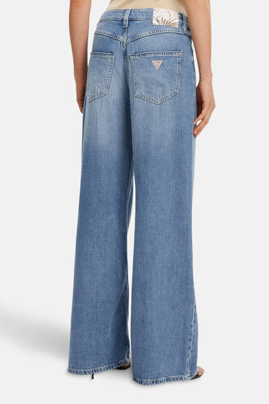 Wijde spijkerbroek in middieblauw denim van Guess, met logo op het achterzakje en een patroonlabel.