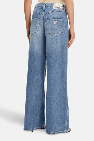Wijde spijkerbroek in middieblauw denim van Guess, met logo op het achterzakje en een patroonlabel.
