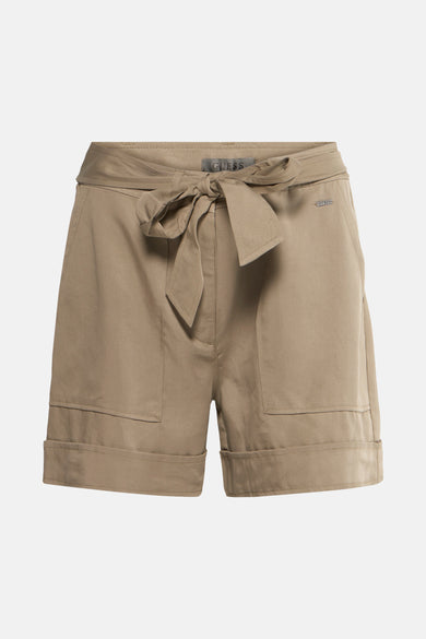 Short kaki de Guess, avec ceinture à nouer et revers sur le bas.