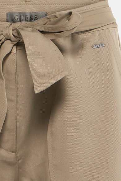 Short kaki de Guess, avec une ceinture nouée et un logo discret.