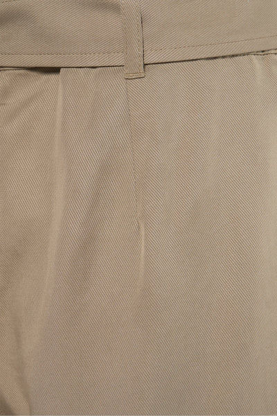 Korte kaki van Guess, met een keperbinding en een klassieke pasvorm met riemlussen.