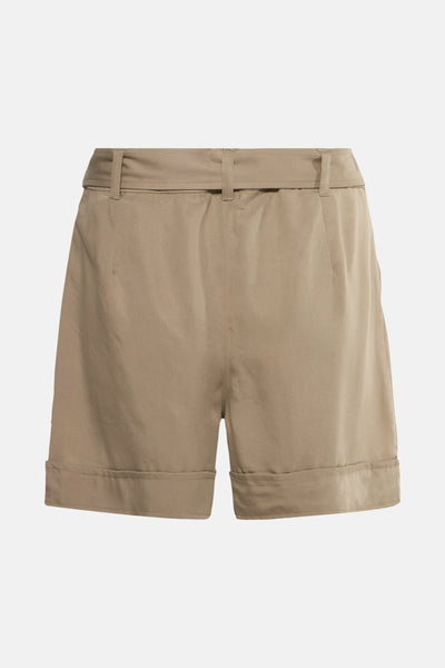 Korte kaki broek van Guess, met ingebouwde riem en opgerolde zomen.