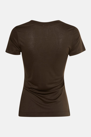 T-shirt à manches courtes brun de Guess, coupe cintrée, sur fond neutre.