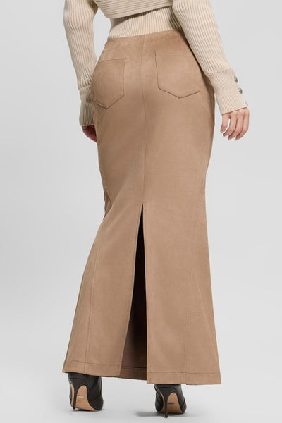 Jupe longue beige de Guess avec fente au dos, portée avec un pull beige à manches longues.