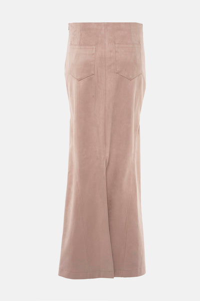 Jupe longue beige en suède par Guess® avec poches plaquées arrière et fente au dos.